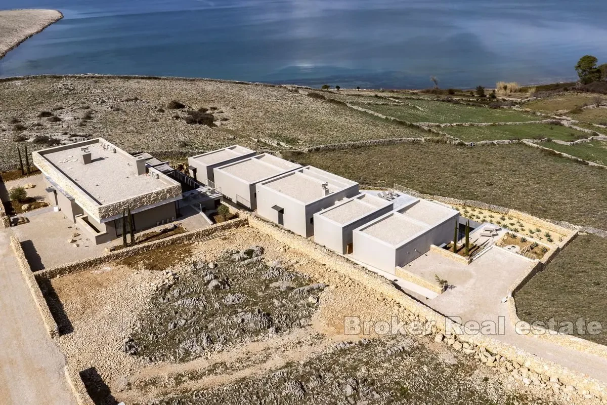 Villa con vista mare e piscina nella natura incontaminata