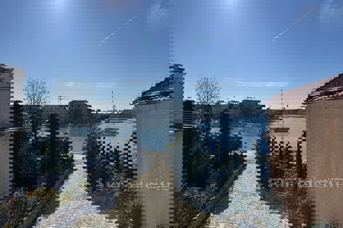 Palazzina in prima fila al mare