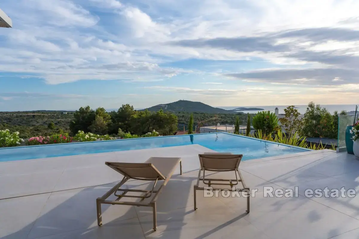 Villa di lusso in posizione dominante con vista sul mare