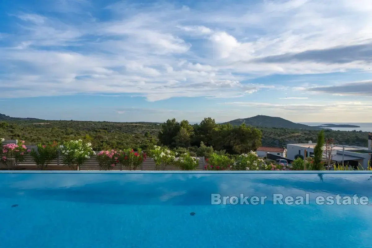 Villa di lusso in posizione dominante con vista sul mare