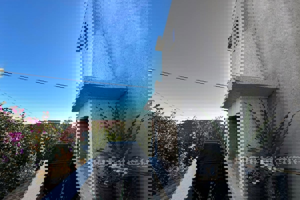 Appartamento con una camera da letto e vista mare