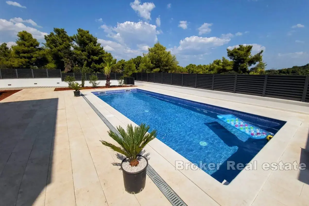 Villa di nuova costruzione con piscina e vista mare