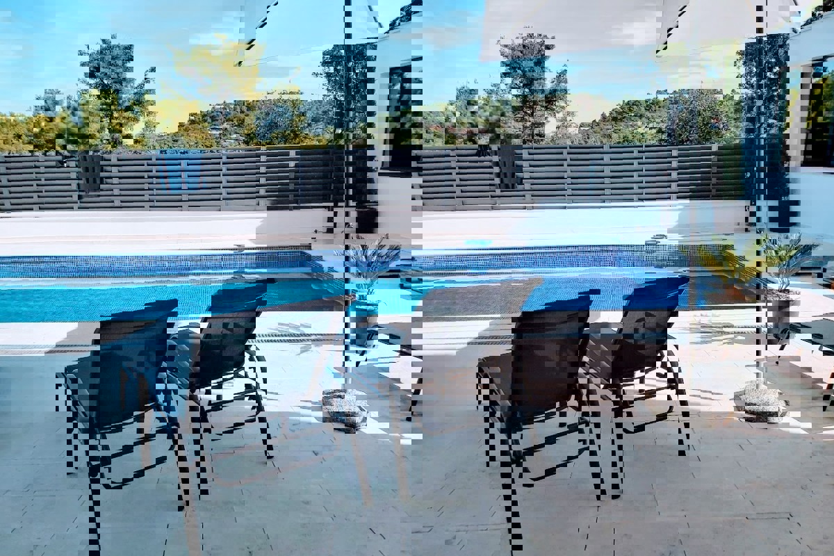 Villa di nuova costruzione con piscina e vista mare