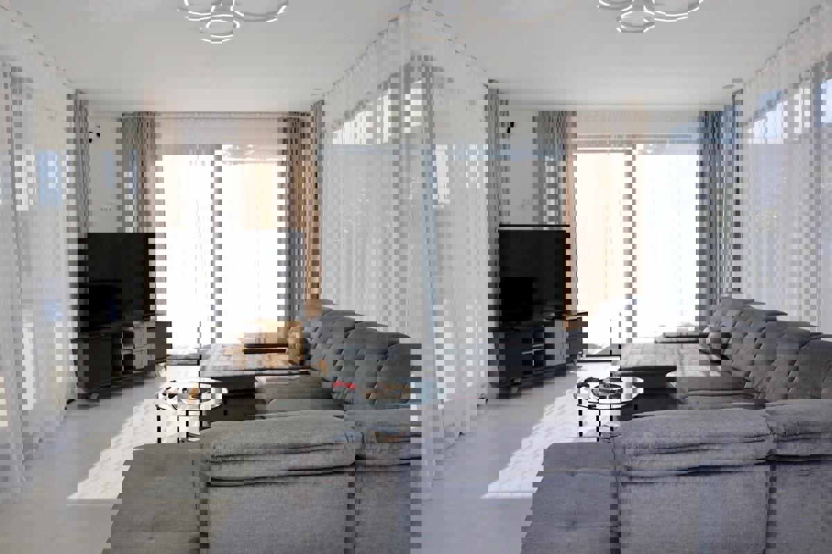 Villa di nuova costruzione con piscina e vista mare