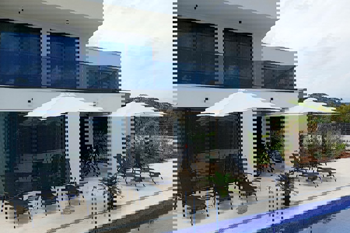 Villa di nuova costruzione con piscina e vista mare