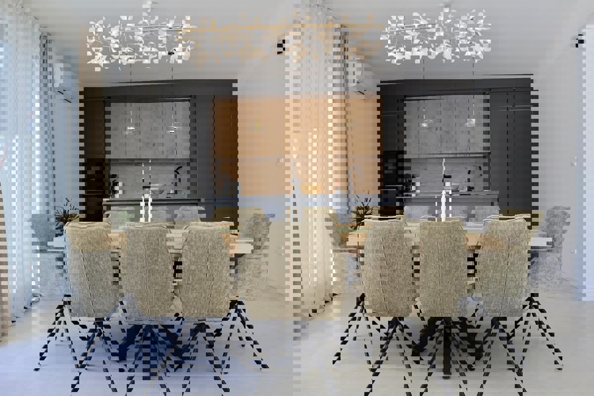 Villa di nuova costruzione con piscina e vista mare