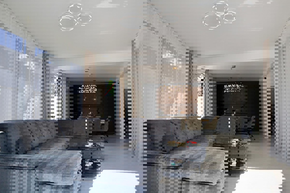 Villa di nuova costruzione con piscina e vista mare