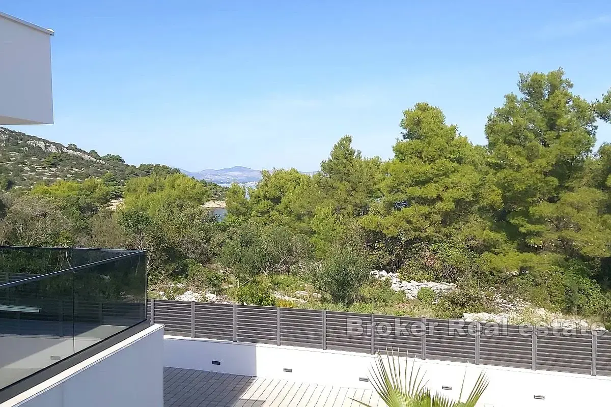 Villa di nuova costruzione con piscina e vista mare