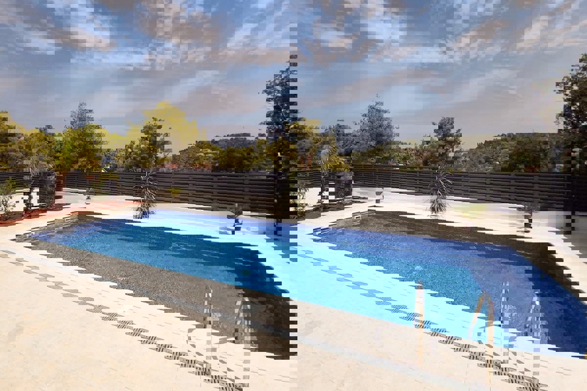 Villa di nuova costruzione con piscina e vista mare