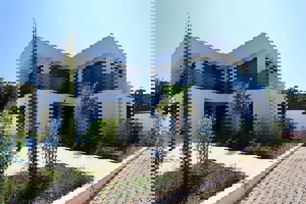 Villa di nuova costruzione con piscina e vista mare