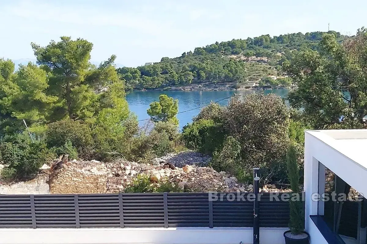 Villa di nuova costruzione con piscina e vista mare