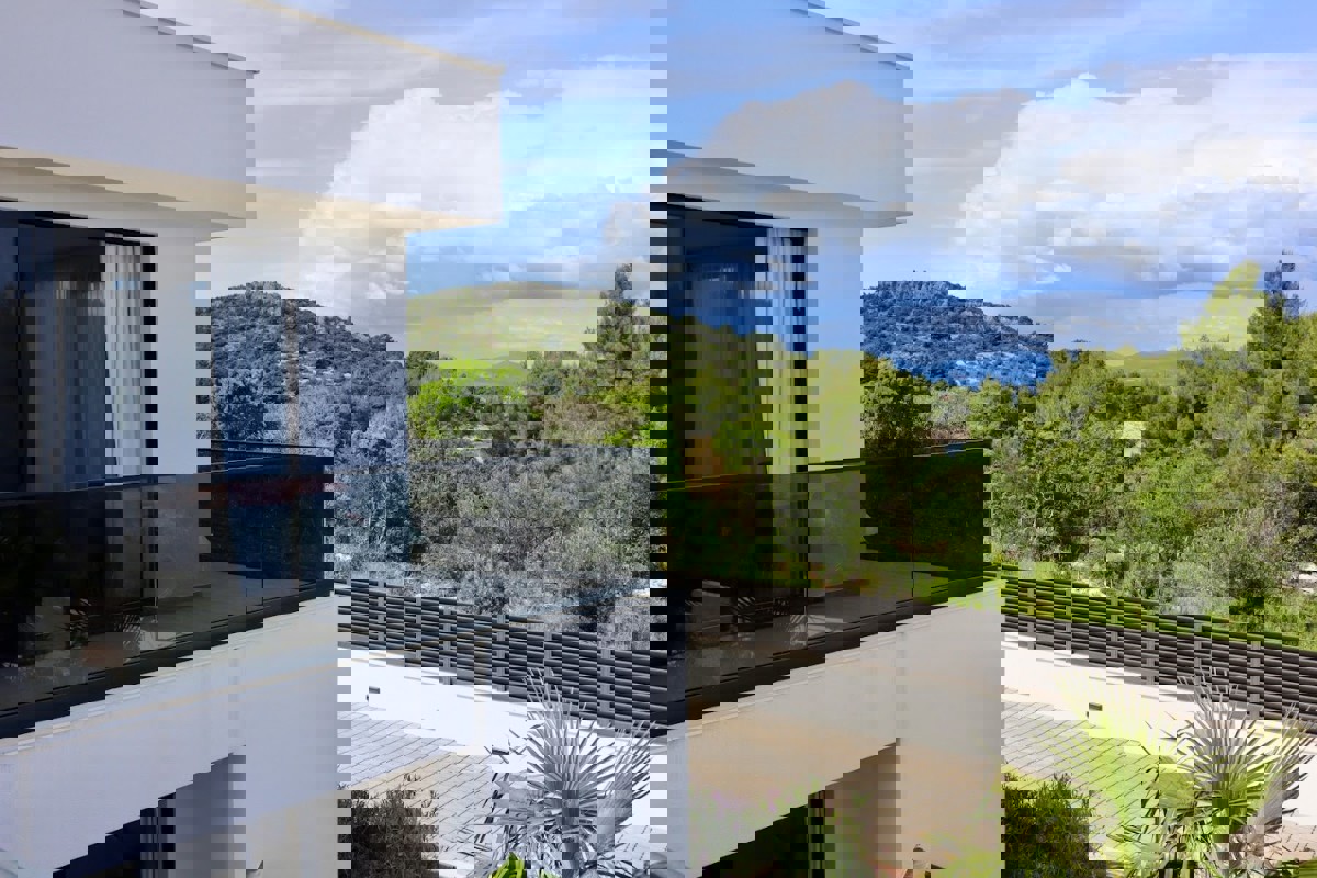 Villa di nuova costruzione con piscina e vista mare