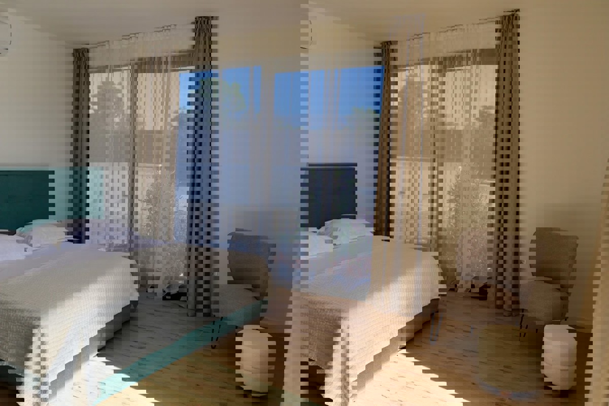 Villa di nuova costruzione con piscina e vista mare