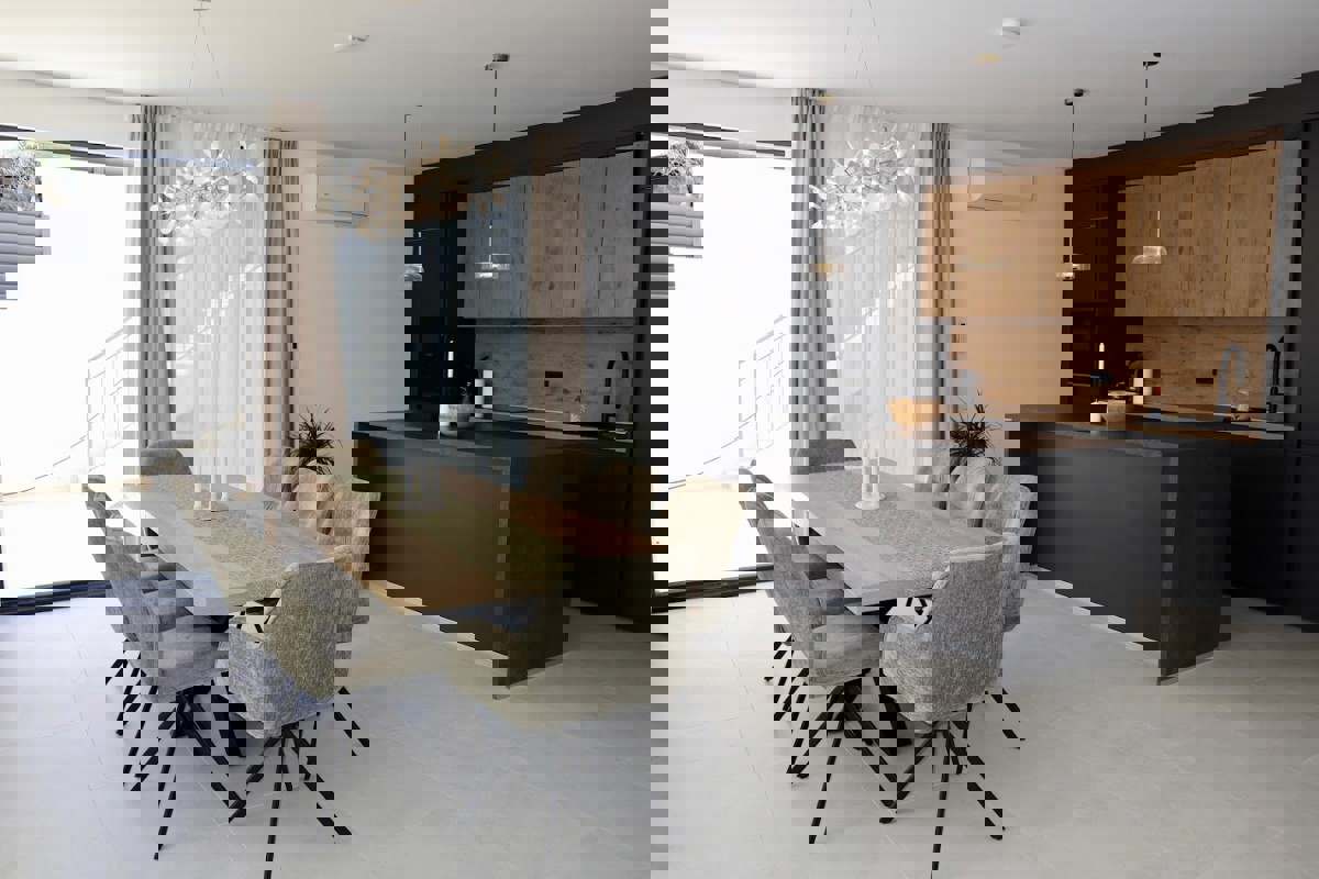 Villa di nuova costruzione con piscina e vista mare