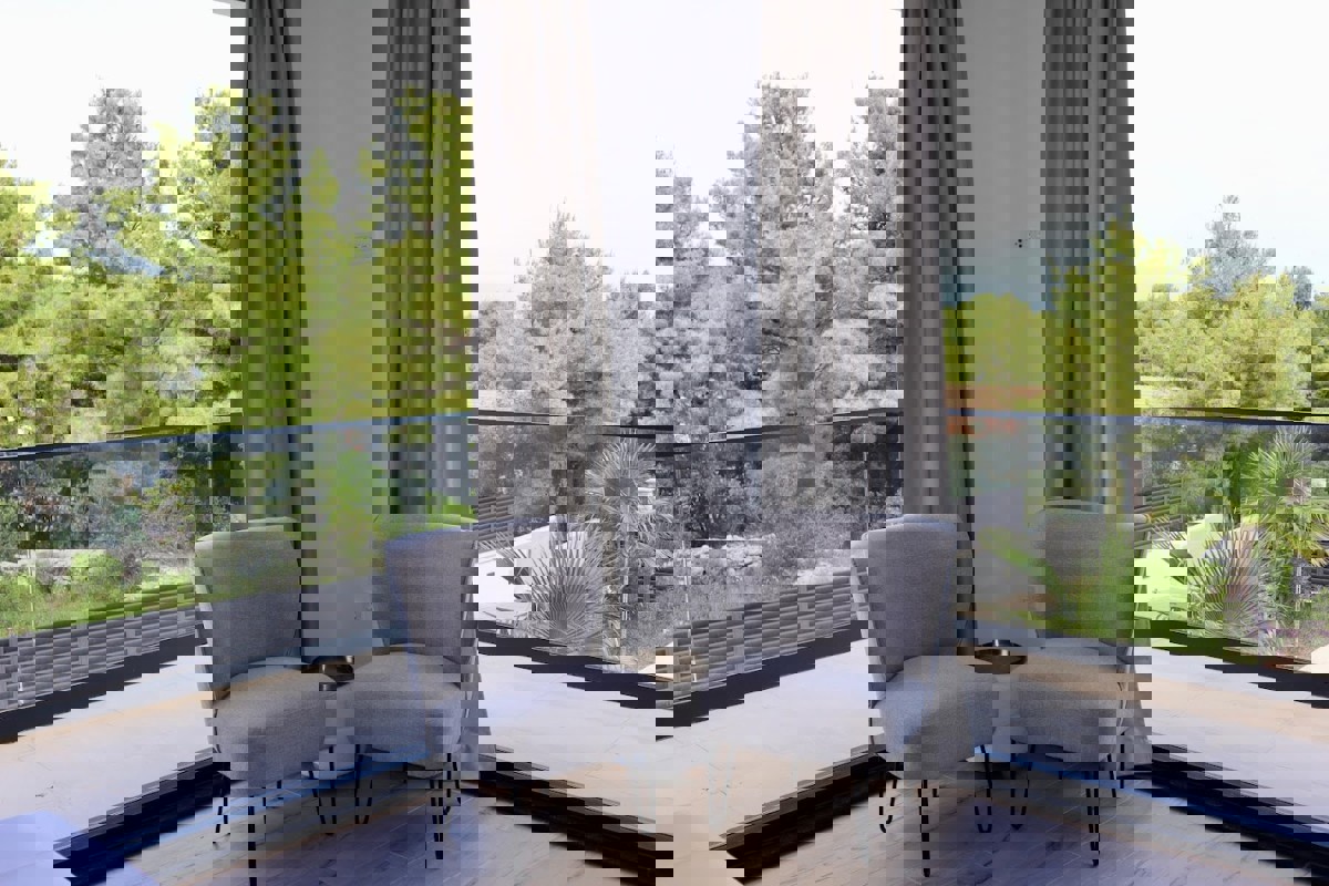 Villa di nuova costruzione con piscina e vista mare