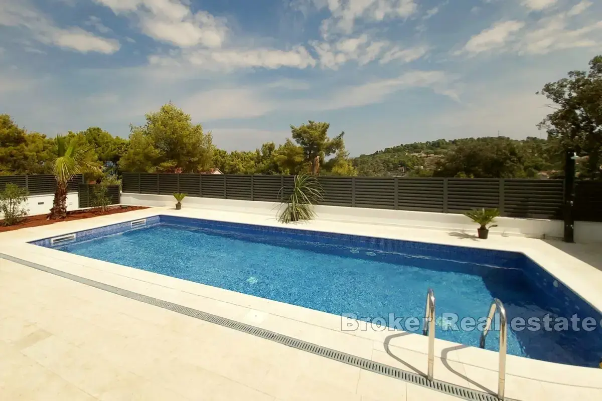 Villa di nuova costruzione con piscina e vista mare