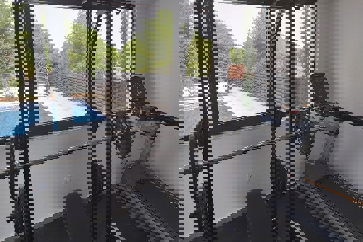 Villa di nuova costruzione con piscina e vista mare