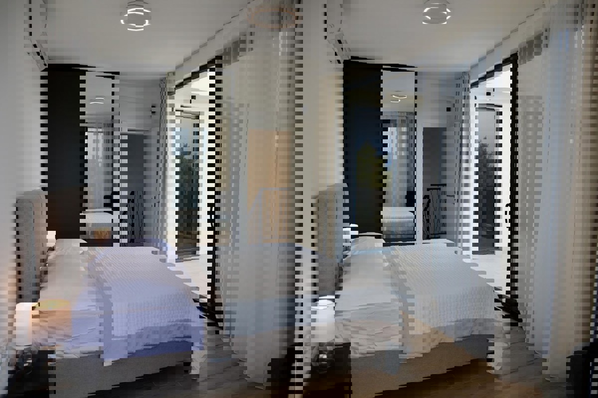 Villa di nuova costruzione con piscina e vista mare