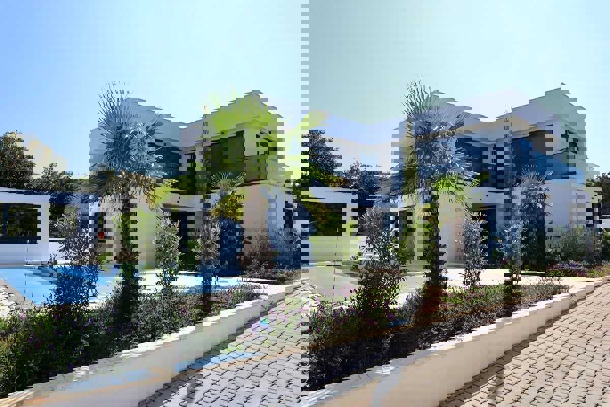 Villa di nuova costruzione con piscina e vista mare