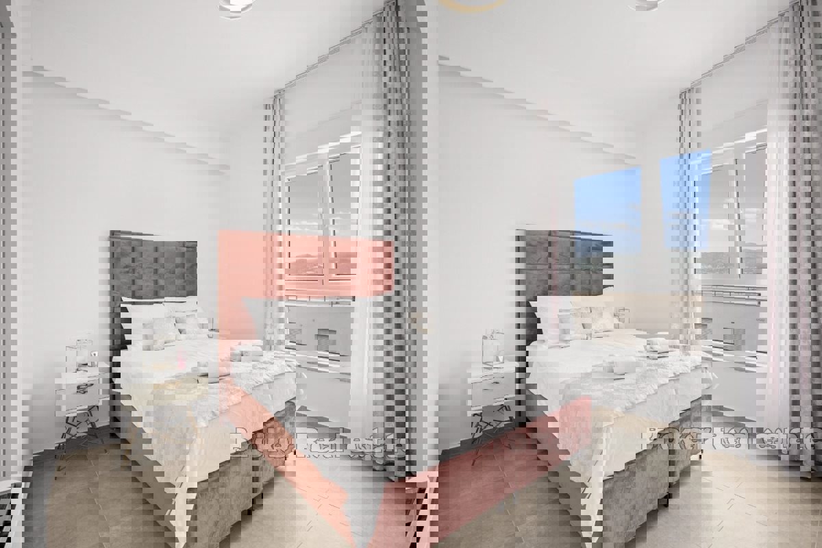 Attico di lusso con piscina e splendida vista sul mare