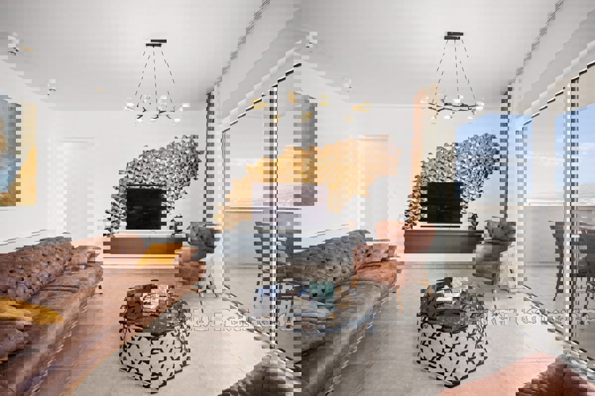 Attico di lusso con piscina e splendida vista sul mare