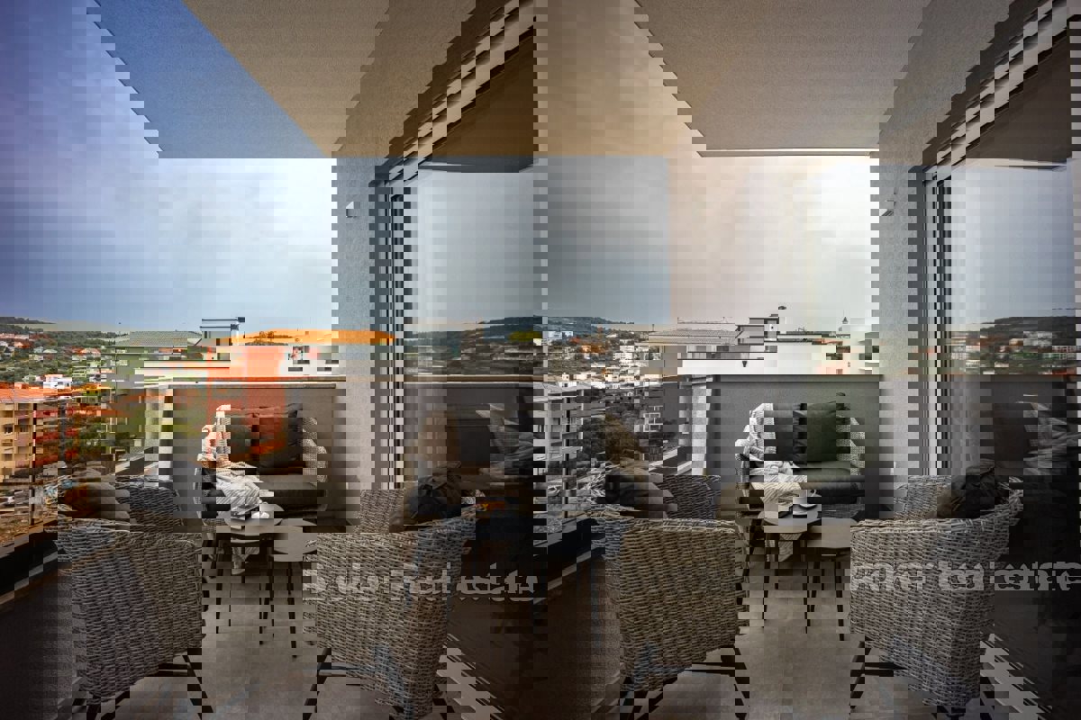 Attico di lusso con piscina e splendida vista sul mare