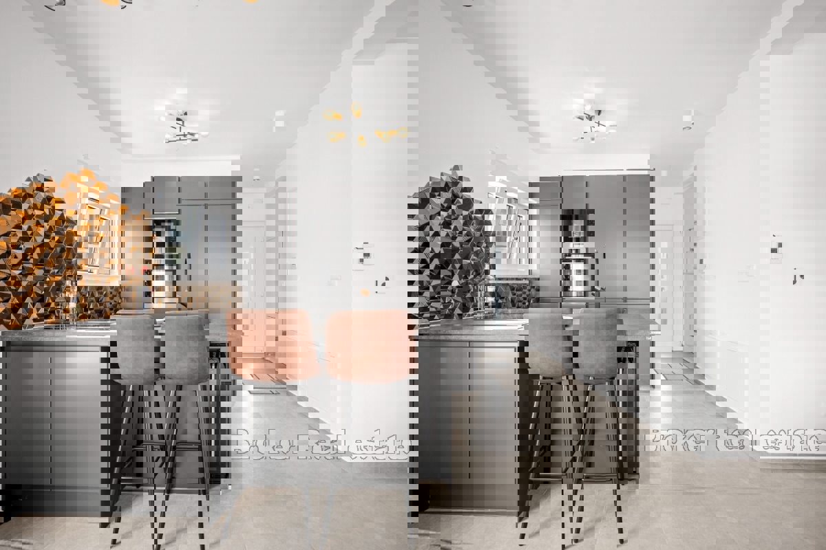 Attico di lusso con piscina e splendida vista sul mare