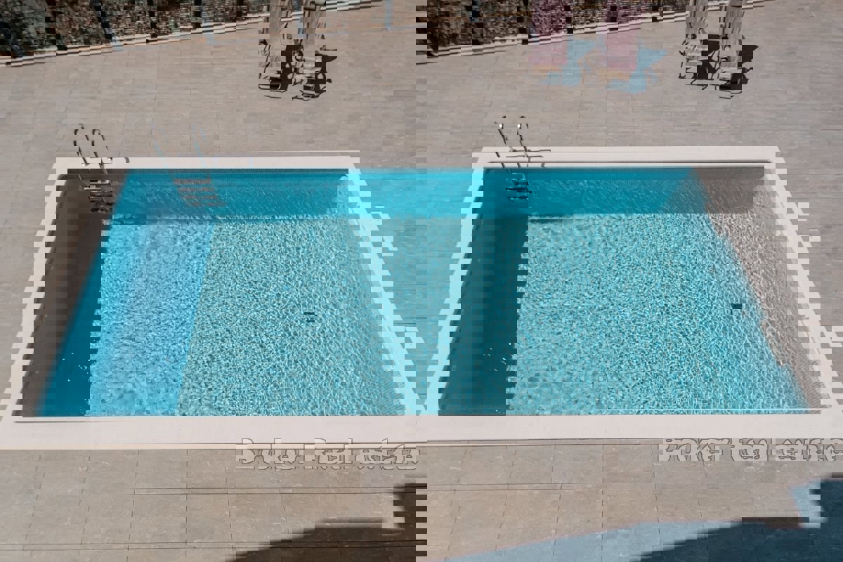 Attico di lusso con piscina e splendida vista sul mare