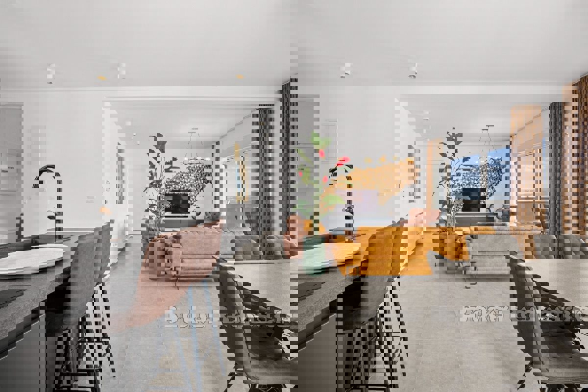 Attico di lusso con piscina e splendida vista sul mare