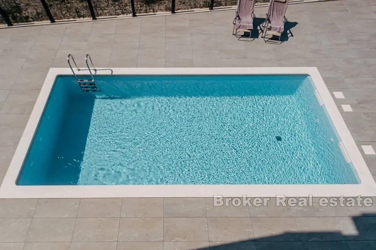 Attico di lusso con piscina e splendida vista sul mare