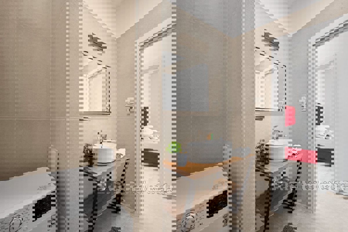 Attico di lusso con piscina e splendida vista sul mare