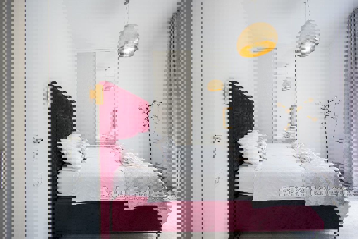 Attico di lusso con piscina e splendida vista sul mare