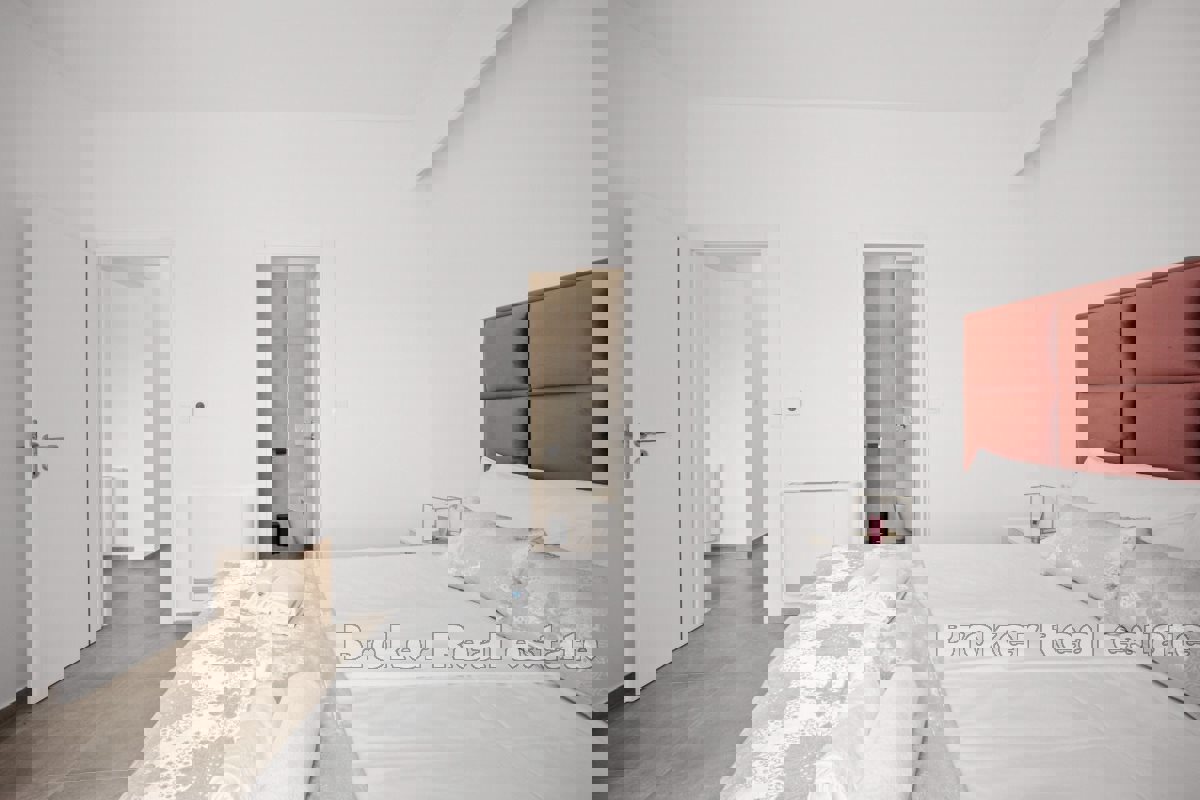 Attico di lusso con piscina e splendida vista sul mare