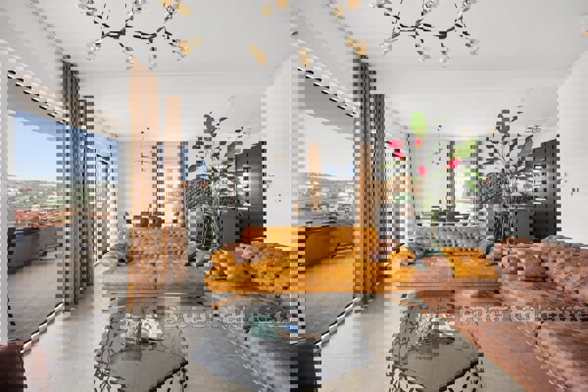 Attico di lusso con piscina e splendida vista sul mare