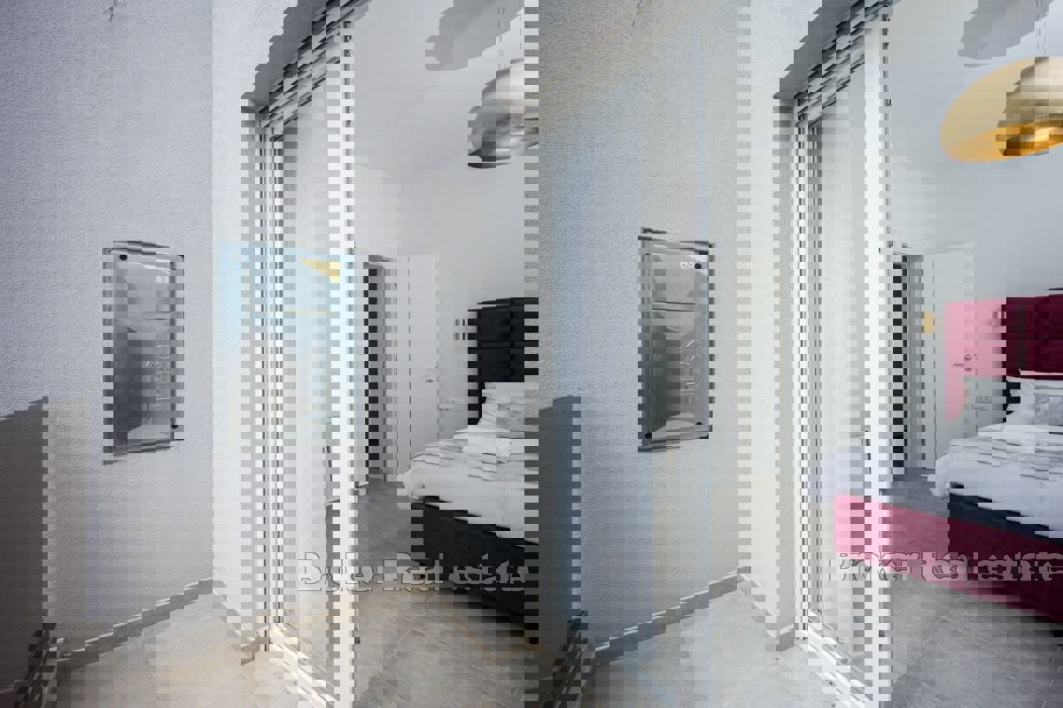 Attico di lusso con piscina e splendida vista sul mare