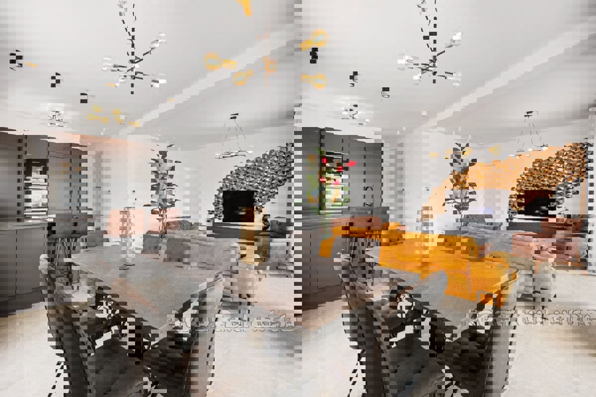 Attico di lusso con piscina e splendida vista sul mare