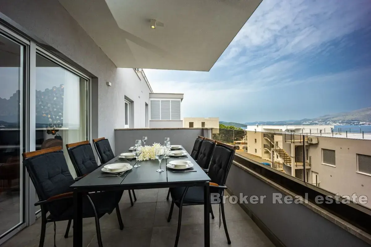 Attico di lusso con piscina e splendida vista sul mare