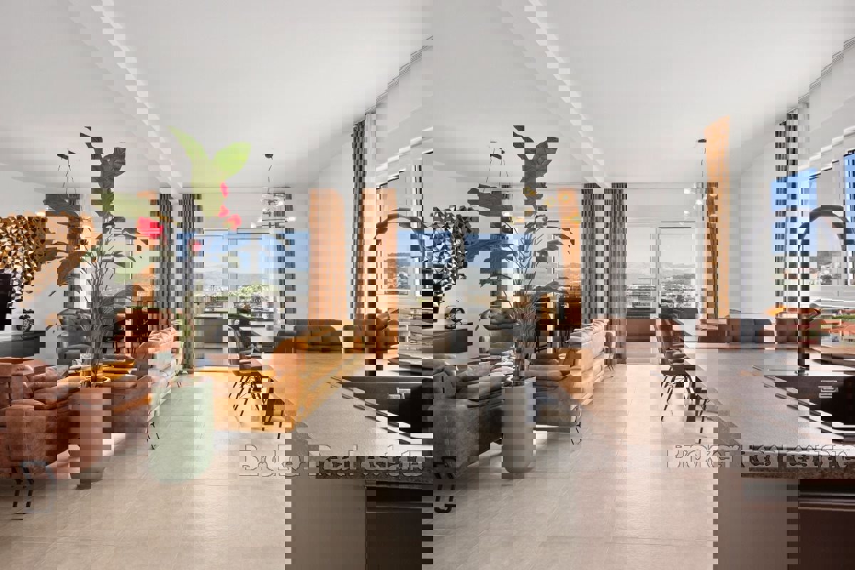 Attico di lusso con piscina e splendida vista sul mare