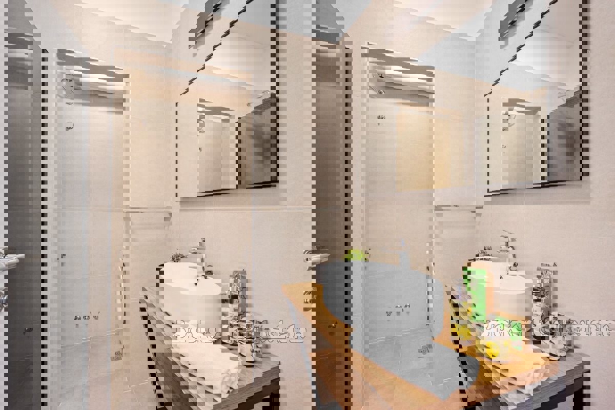 Attico di lusso con piscina e splendida vista sul mare