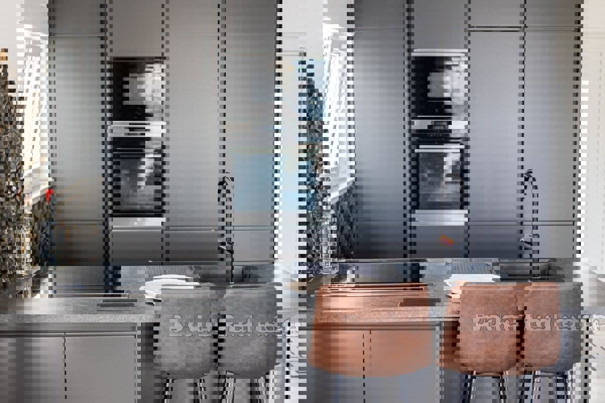 Attico di lusso con piscina e splendida vista sul mare