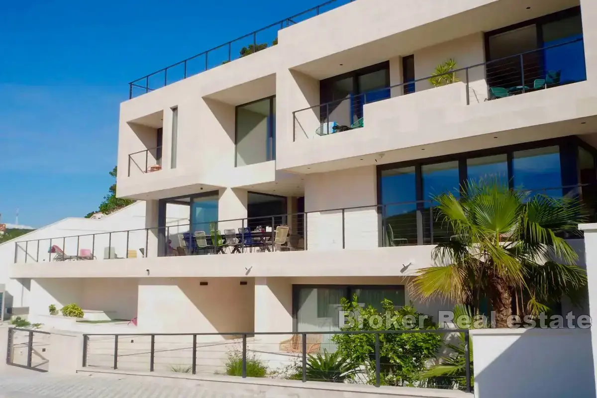 Villa di lusso di nuova costruzione con piscina e splendida vista sul mare