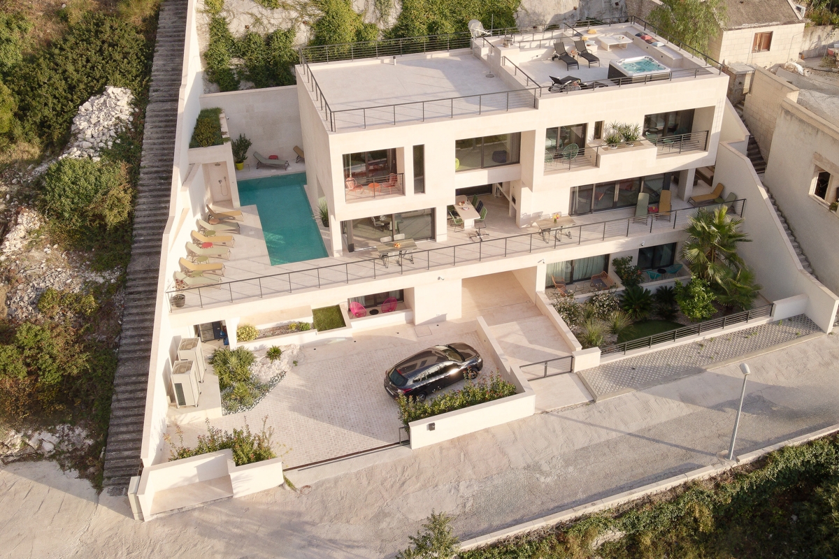 Villa di lusso con piscina e incantevole vista sul mare