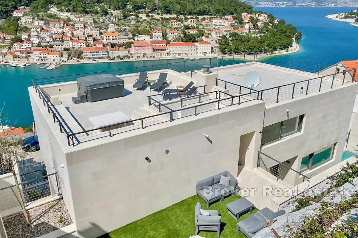 Villa di lusso di nuova costruzione con piscina e splendida vista sul mare