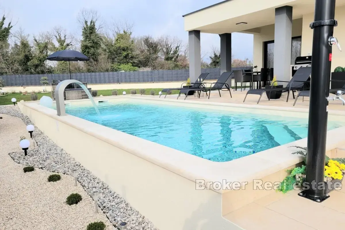 Casa di nuova costruzione con piscina in un tranquillo villaggio