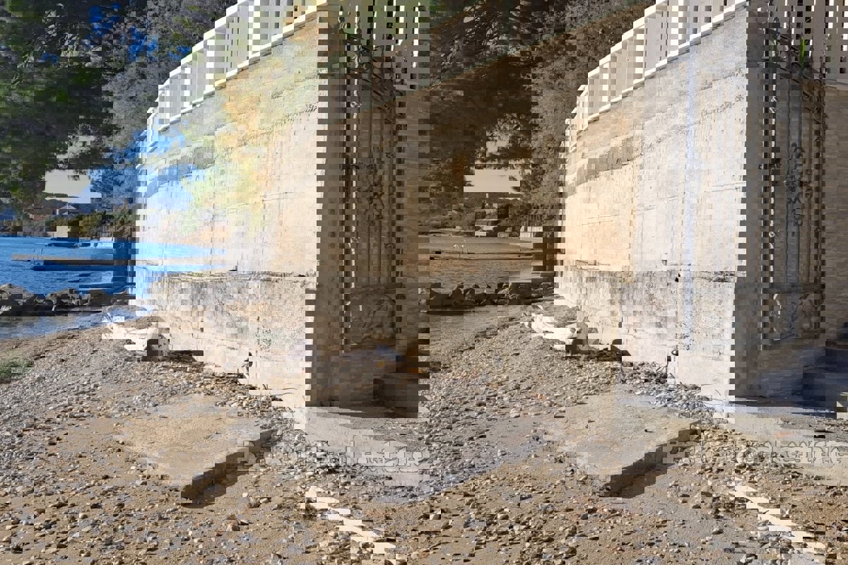 Terreno edificabile con tre appartamenti in prima fila sul mare