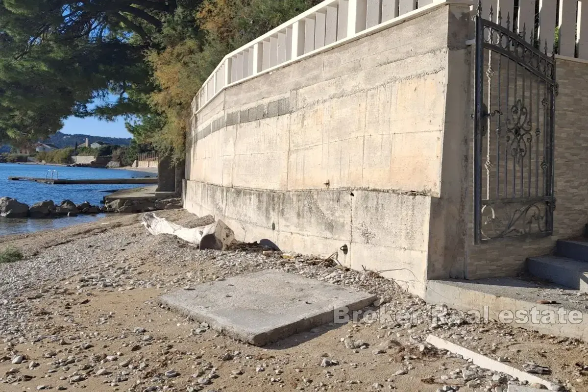 Terreno edificabile con tre appartamenti in prima fila sul mare