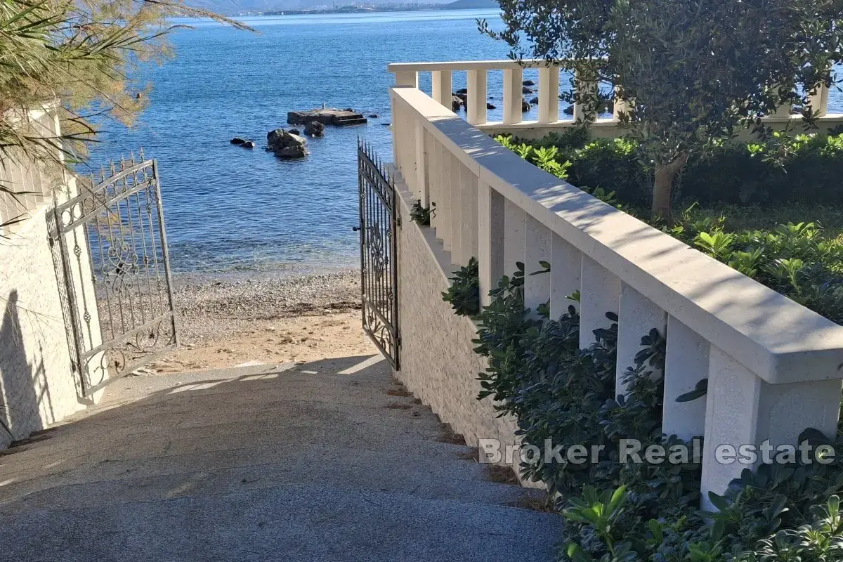 Terreno edificabile con tre appartamenti in prima fila sul mare