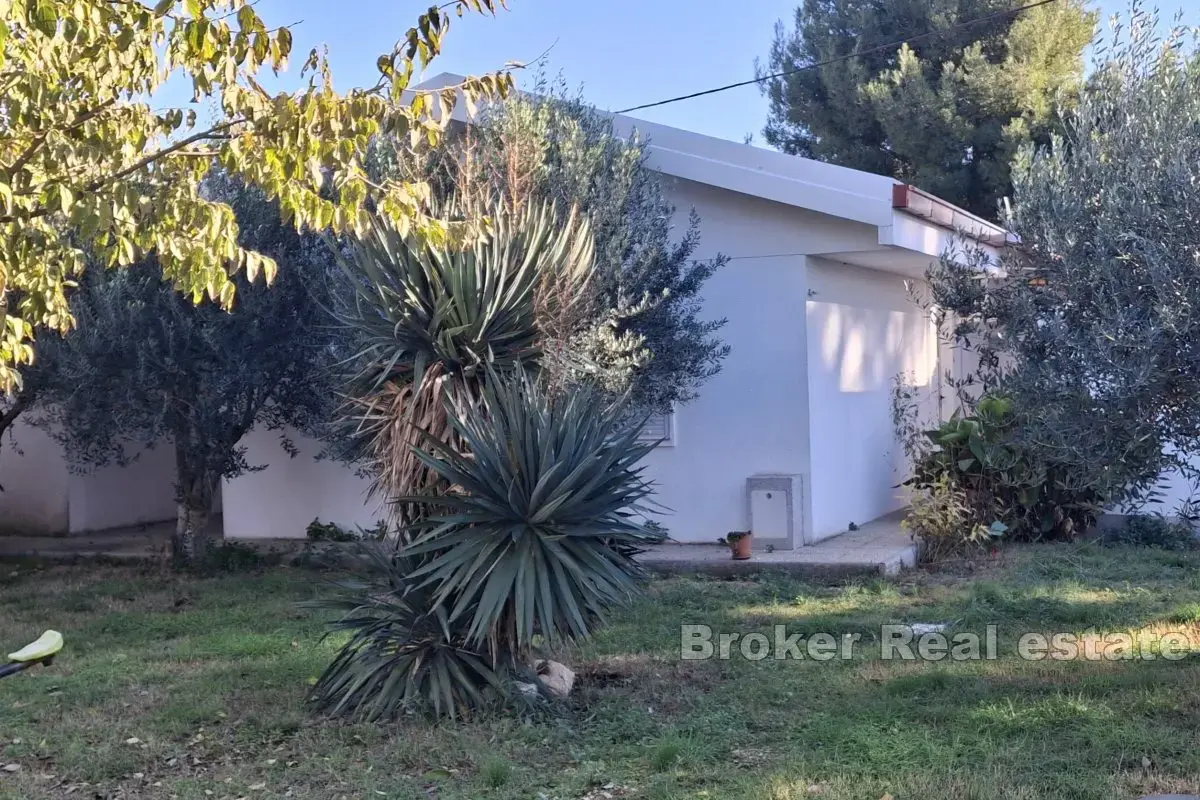 Terreno edificabile con tre appartamenti in prima fila sul mare