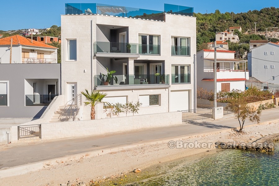 Elegante villa di nuova costruzione, in prima fila al mare