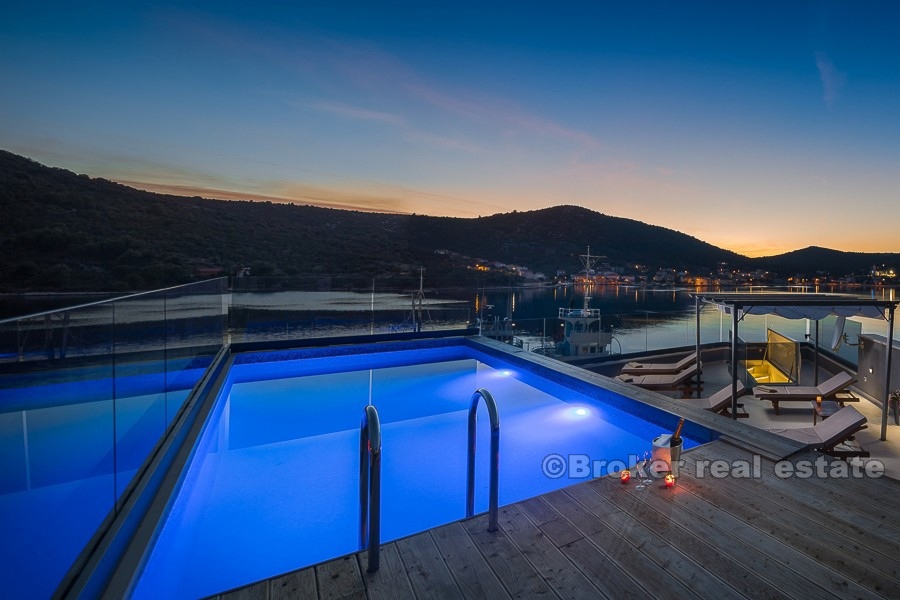 Elegante villa di nuova costruzione, in prima fila al mare